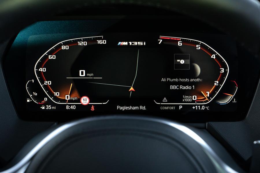 Панель приборов BMW M135i xDrive (F40) 2019 года  (UK) (фото 3 из 50)